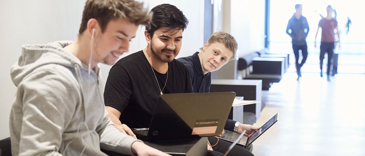 Studerende på EUX Tech hygger på gangen