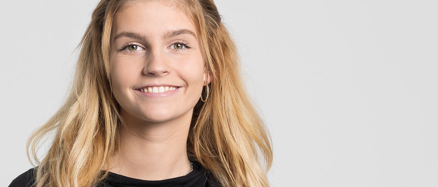 Gymnasial uddannelse - studerende pige med smil