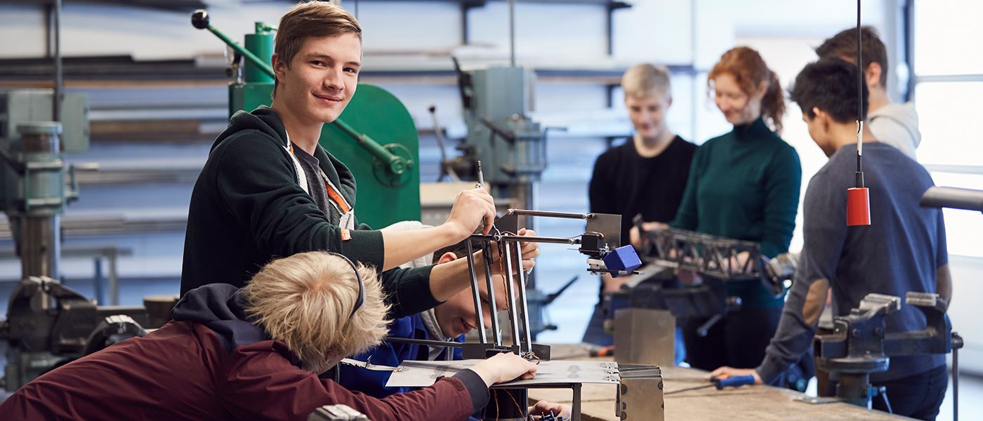 HTX studerende laver forsøg i laboratorium