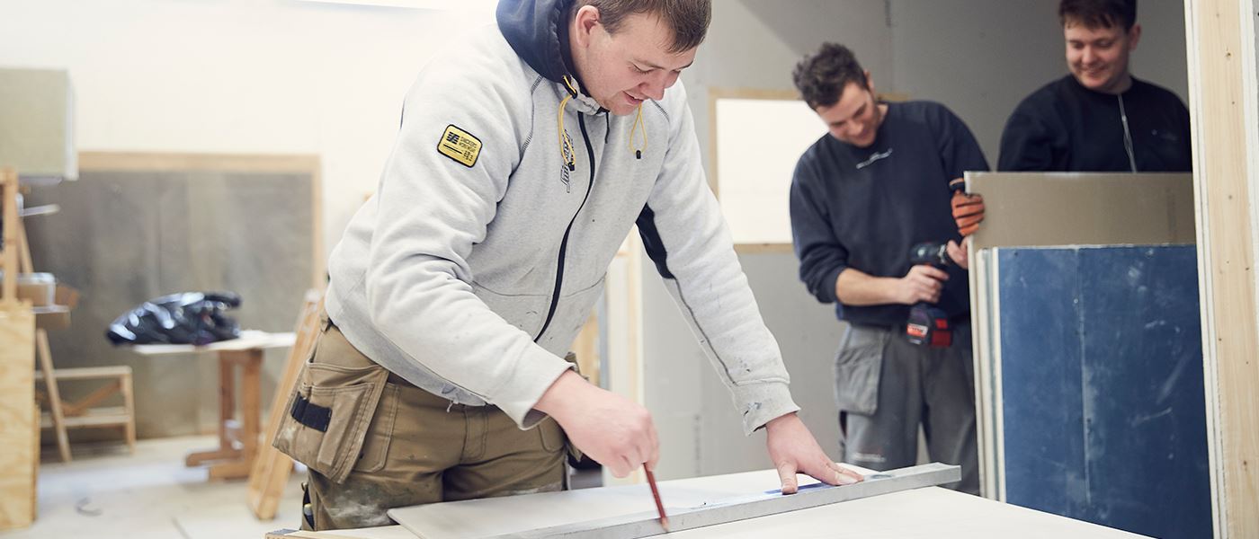 Studiemiljø med studerende på byggemontageteknikeruddannelsen