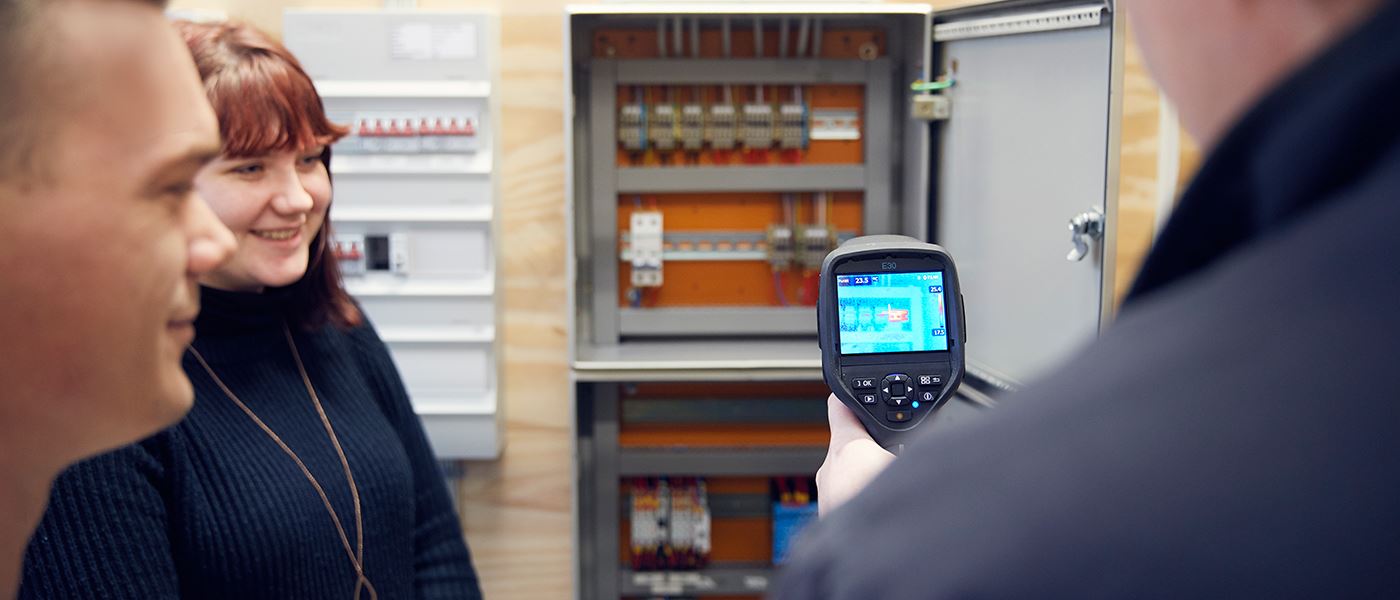 Studerende på værksted på elektrikeruddannelsen