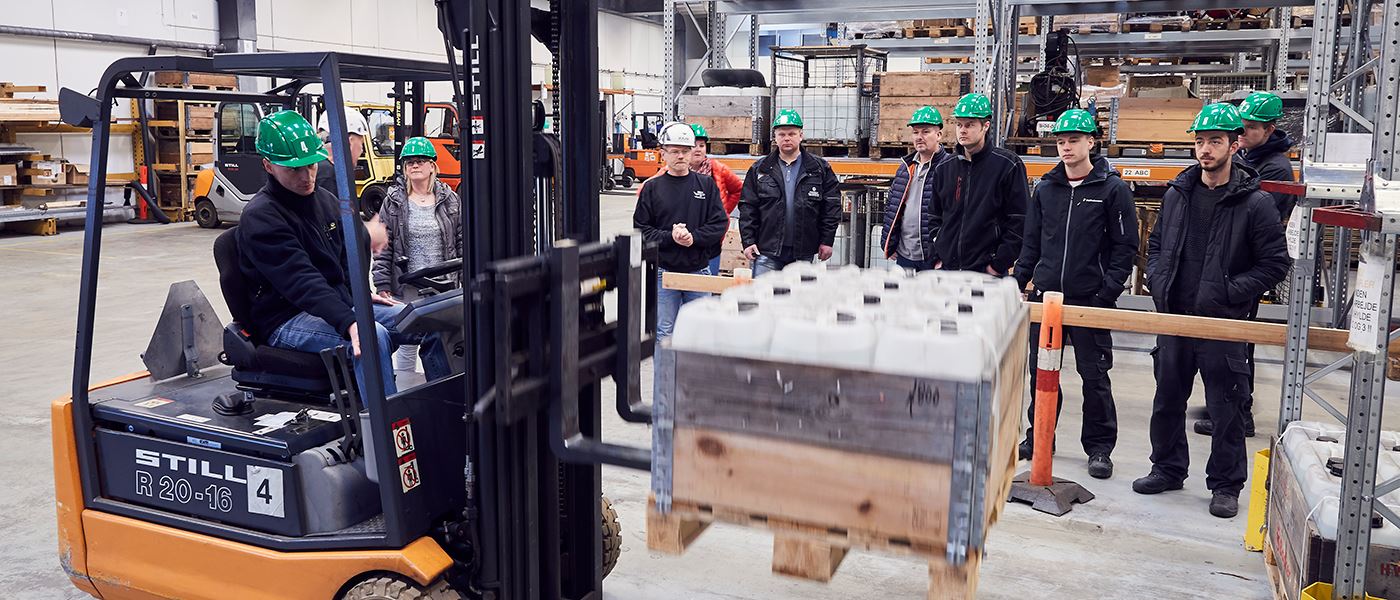 Værksted og truck på lager- og terminaluddannelsen