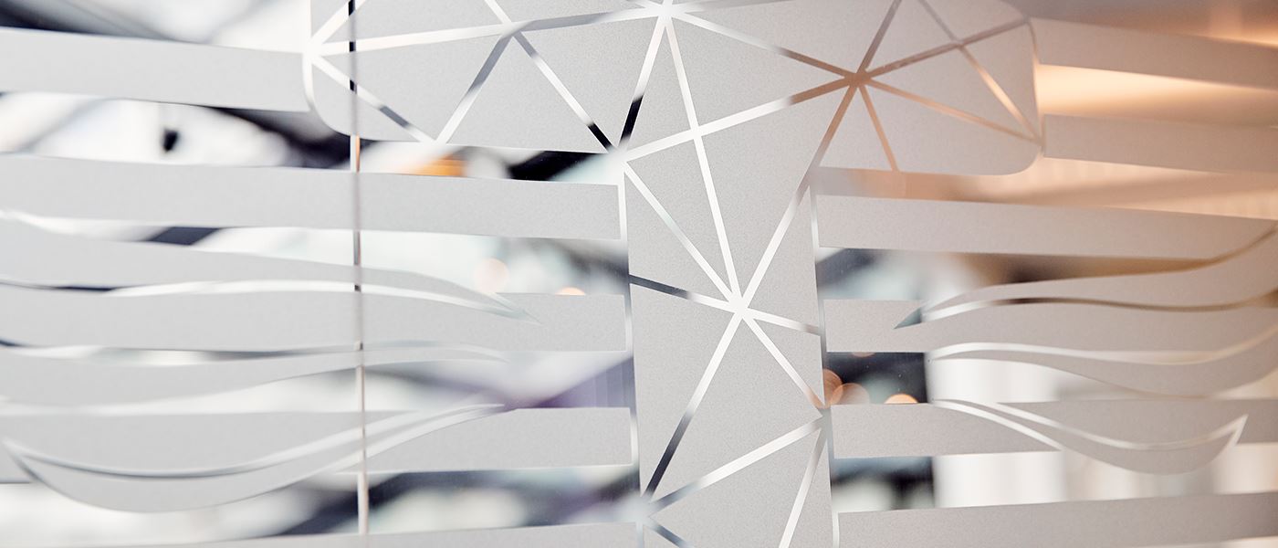 Tradium logo T i glas ved reception