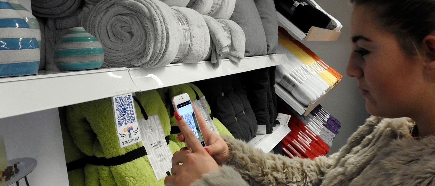 Studerende på detailhandelsuddannelse i butik