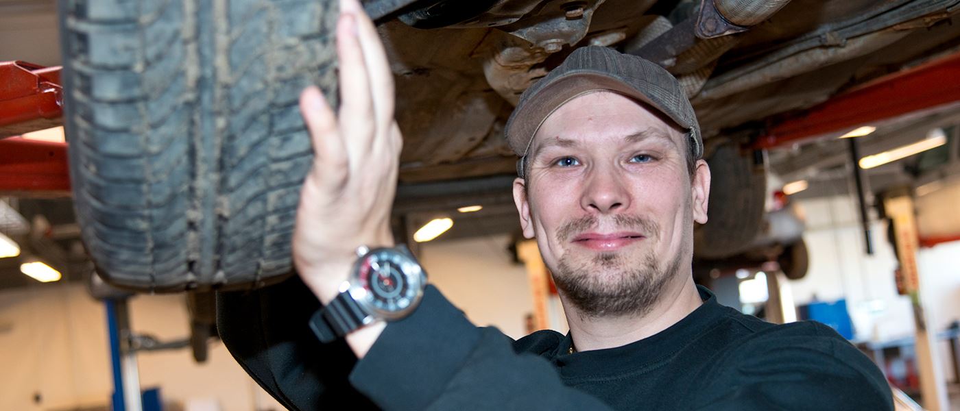 Voksenelev på auto - personvogsmekanikeruddannelsen