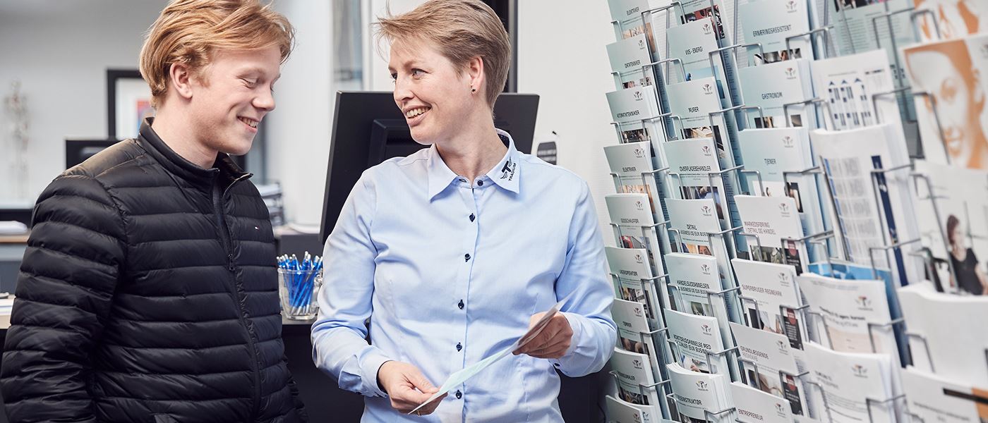 Vejleder giver studerende rådgivning